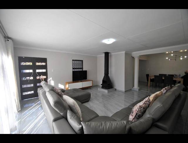 3 BEDROOM HOUSE FOR SALE IN DAWN PARK